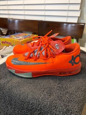 Nike Kids' Orange KD One small imperfection Barely Worn (Size 4.5 Youth)